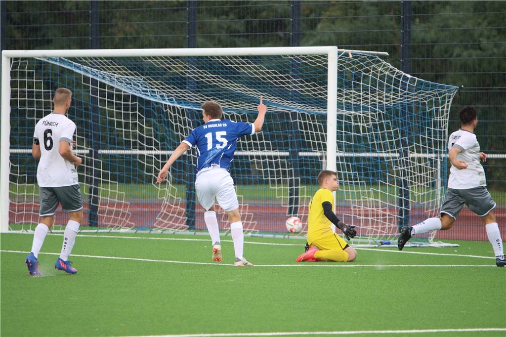 Primus VfB Waltrop liegt erst 0:3 gegen Hochlar zurück und verliert dann den Topspieler Soeben hat Jan Matena das 2:0 für Hochlar erzielt: Die Waltroper Marco Führich (v.l.), Liam Schneider und Leon Chasanis können es nicht fassen.