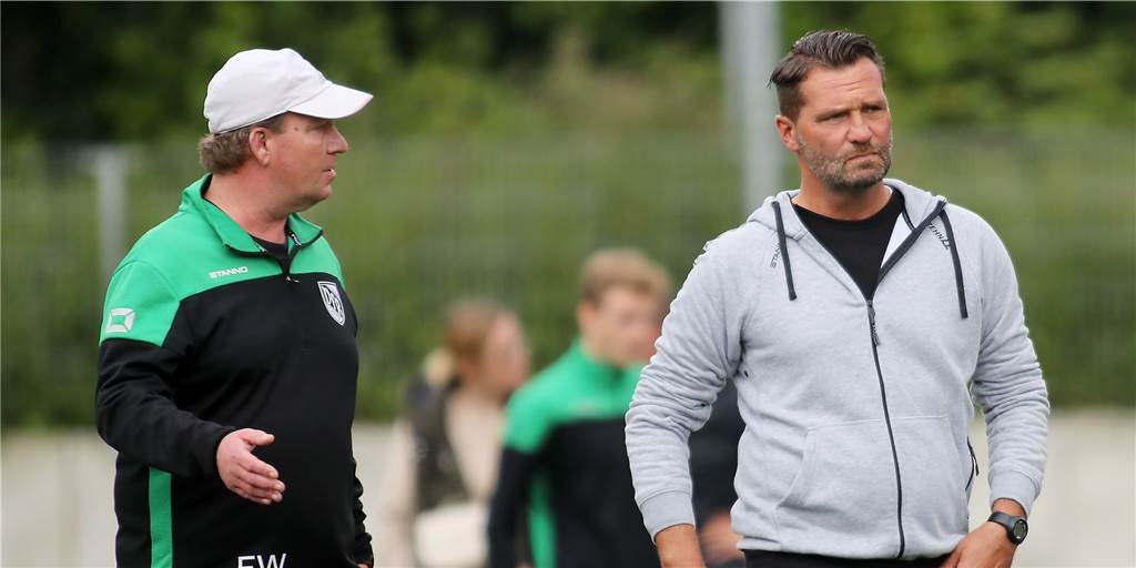 Im Video: VfR Sölde schlägt den ASC 09 Dortmund II – muss aber seine Aufstiegsräume begraben Sölde-Trainer Marco Nagel (r.) steht am Spielfeldrand.