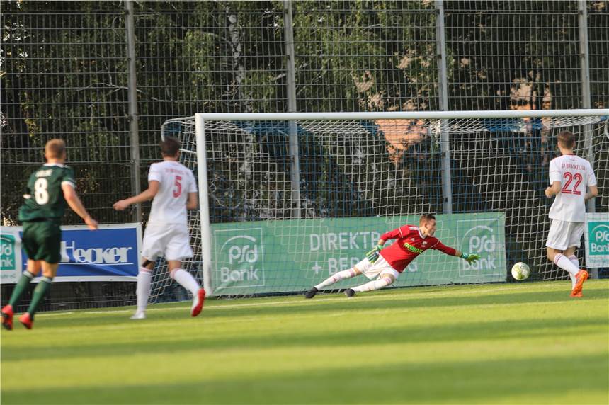 Ein knapper und ein klarer Favoritensieg - so lief der dritte Tag beim Hecker Cup Söldes Stephane Preuß streckt sich vergeblich: Brackel gewinnt 1:0.