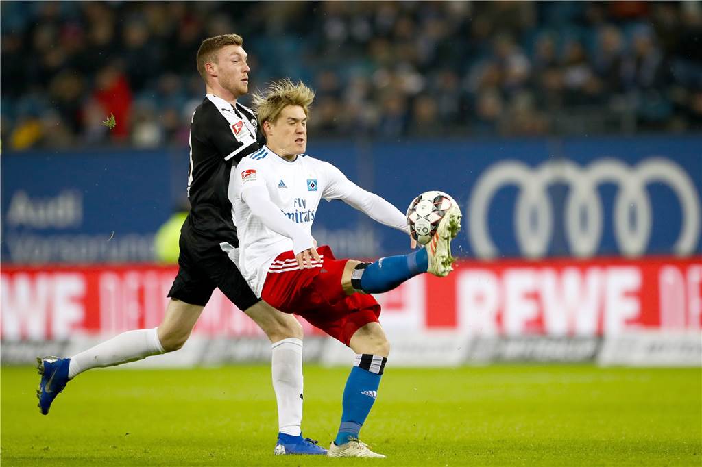 Ehemaliger Spieler des BVB blickt mit Podcast und Prominenten hinter die Profi-Fassade Sören Dieckmann (l.) im Zweikampf um den Ball im Hamburger Volksparkstadion 2019 im Duell gegen den Hamburger Sportverein.