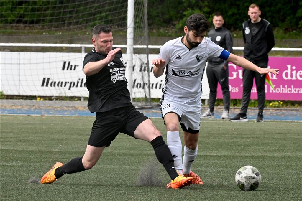 Verrückte Regel: Spieler dürfen nach dem 1. Mai noch zwischen Erster und Zweiten pendeln Sören Dvorak (l.) traf für die erste Mannschaft des BV Brambauer und zwei Tage später auch noch für die Reserve.