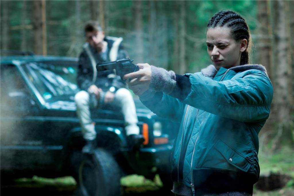 Sofia Modica (Emma Preisendanz) hat ihr altes Leben hinter sich gelassen. Der Mafia-Scherge Pippo Mauro (Emiliano De Martino) hat sie nun fest im Blick.