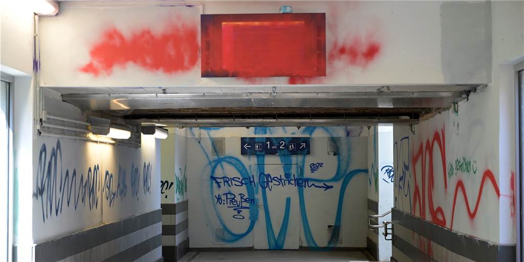 Nach Graffiti-Ärger im Mai: Wieder Schmierereien am Bahnhof Preußen Sogar den Bildschirm, den Fahrgäste benötigen, um die Abfahrzeiten zu sehen, haben Sprayer beschmiert.