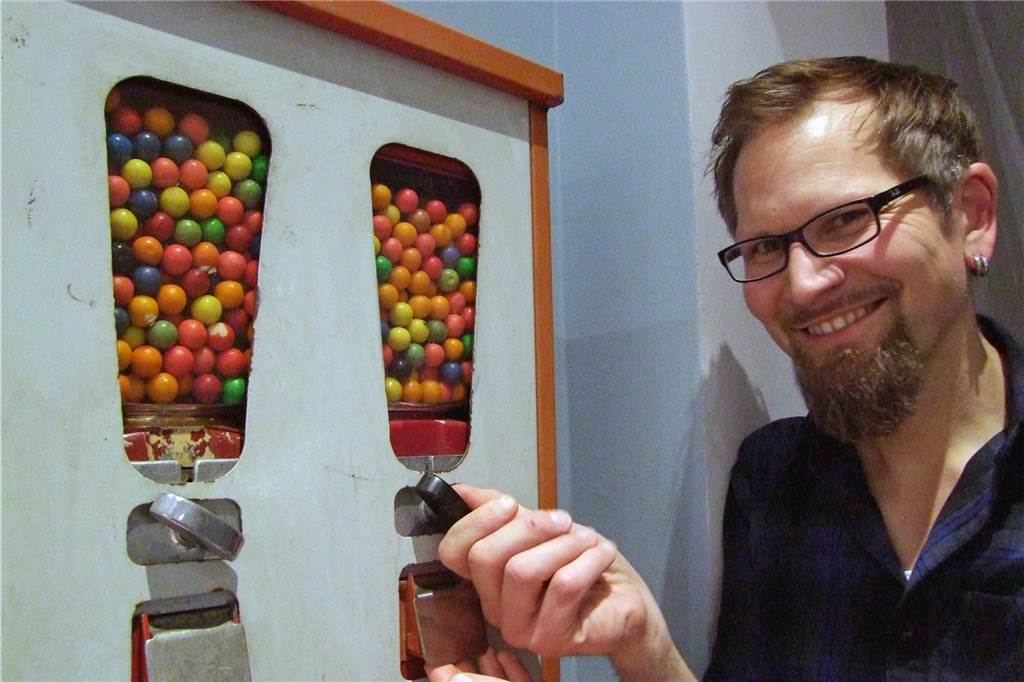 Schnitzen beim Schnittchen: Ein Kreativcafé eröffnet bald im Dortmunder Kreuzviertel Sogar einen Kaugummiautomaten gibt’s im Café. Axel Schlünder sammelt nämlich Kaugummi-Automaten. Zwölf Stück hat er zu Hause.