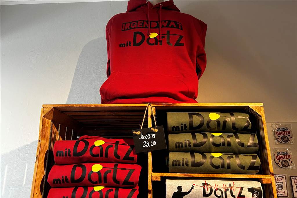 Ruhrpottdarts: Olaf Gebauer schafft in Aplerbeck ein Mekka für Dart-Fans Dart-Hoodie