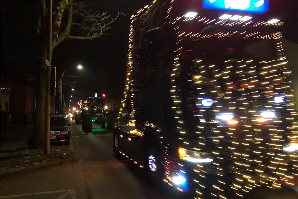 Leuchtende Trecker begeistern Tausende Menschen in Haltern Ein bunter Sattelschlepper.