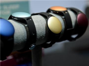 Sogenannte «Aktivitätstracker» von Misfit werden immer beliebter. Ärzte sehen die mit den Minicomputern verbundene Datenspeicherung eher skeptisch. Foto: Britta Pedersen