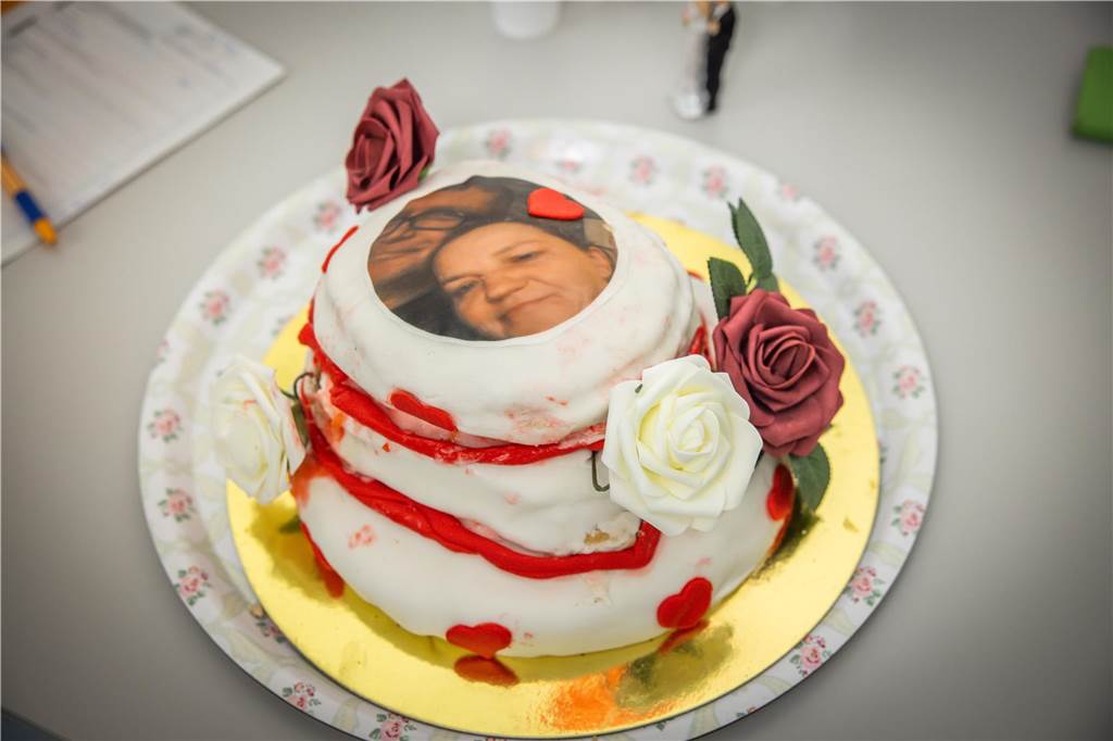 Dirk und Rosi heiraten im Klinikum nach Koma und zwei Wiederbelebungen Auf der Torte ist aus Fondant ein Foto des Paares zu sehen. Ansonsten ist das Gebäck mit weiß-roten Farben verziert.