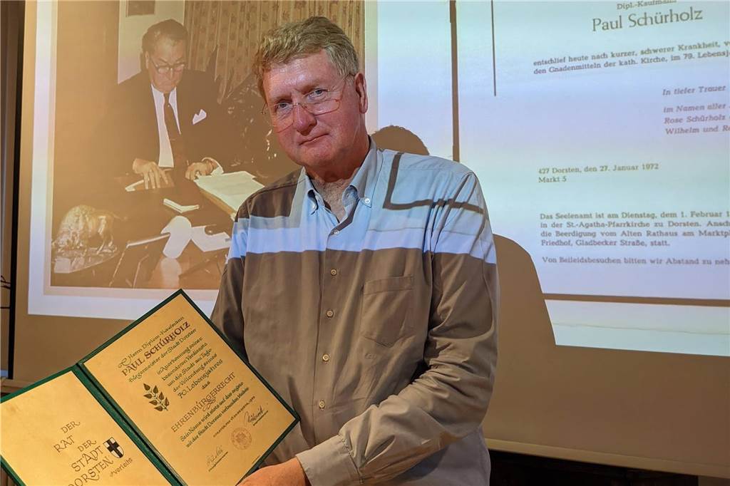 Sohn Wilhelm Schürholz präsentierte bei einem Vortrag im Alten Rathaus auch die Urkunde der Ehrenbürgerschaft.