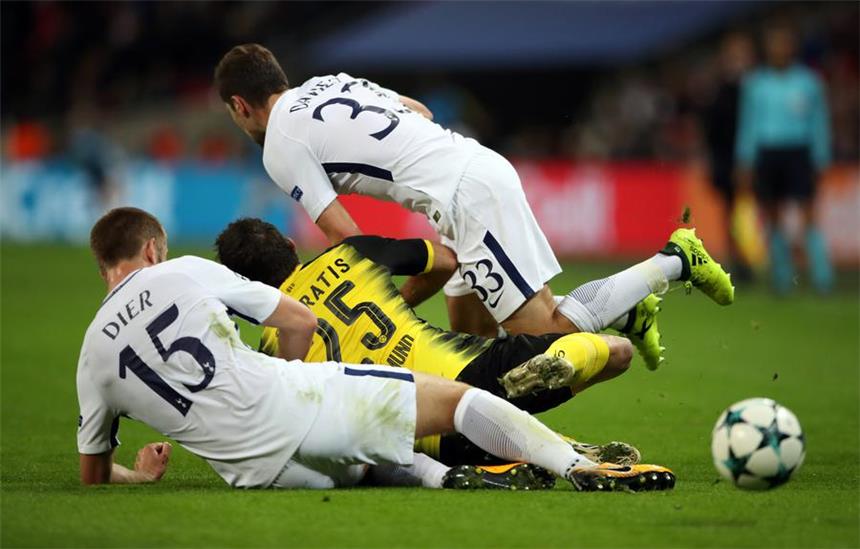 Sokratis ungewohnt unsicher - Yarmolenko umtriebig Sokratis (M.) erlebte in London einen schwarzen Abend.