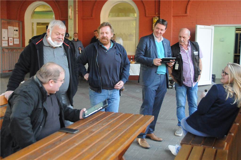 Rajko Kravanja triumphiert in der Stichwahl und bleibt Bürgermeister Solange die Auszählung lief, ging der Blick von Bürgermeister Rajko Kravanja (3.v.r.) vor allem aufs iPad.