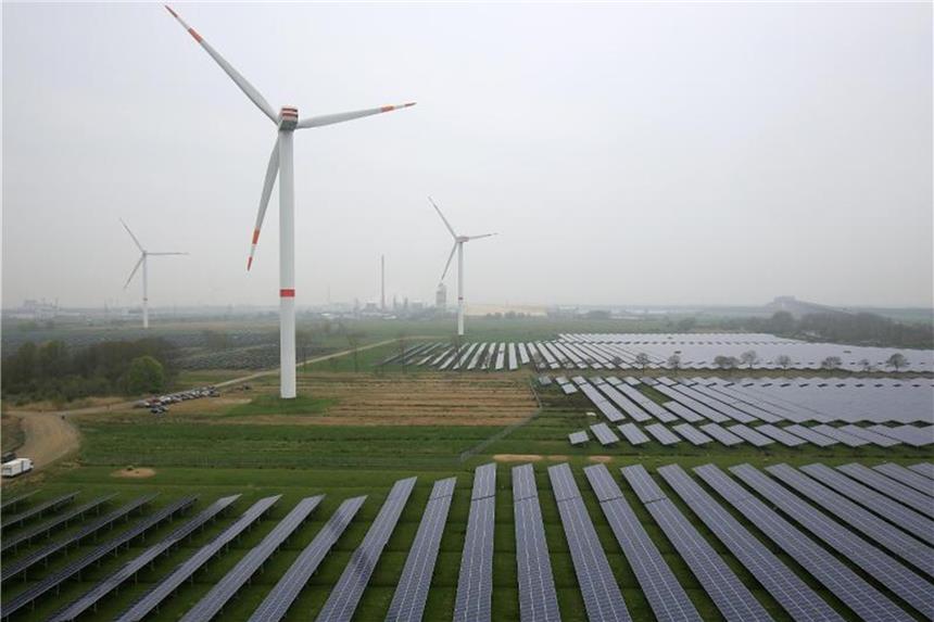 Erstmals über 100 Mrd Kilowattstunden Ökostrom im Halbjahr Solaranlage und Windräder: Die Stromproduktion aus erneuerbaren Energien ist in Deutschland auf einen neuen Höchststand geklettert. Foto: Christian Charisius/Illustration