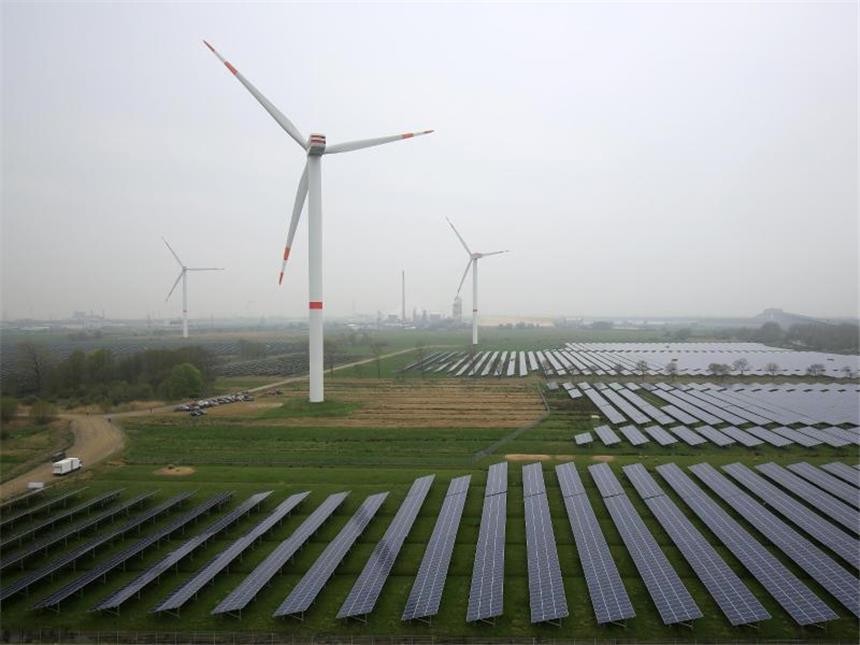 Ausbau der Windenergie erlebt 2015 Flaute Solaranlage und Windräder im schleswig-holsteinischen Büttel: 2015 geht für erneuerbare Energien in Deutschland als ein Jahr der Ernüchterung in die Geschichte ein. Foto: Christian Charisius/Archiv