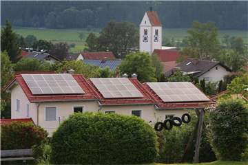 Solaranlagen überall: Blick über die bayerische Gemeinde Wildpoldsried. Foto: Karl-Josef Hildenbrand