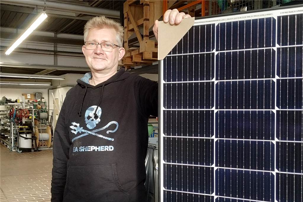Neue Solaranlage auf dem Dach: „Trotz Lieferengpässen reibungslos“ Solarpanelen hat Jörg Tappeser aktuell vorrätig auf Lager. Bei den Modulen für Photovoltaik-Anlagen kommt es allerdings immer wieder zu Lieferengpässen.
