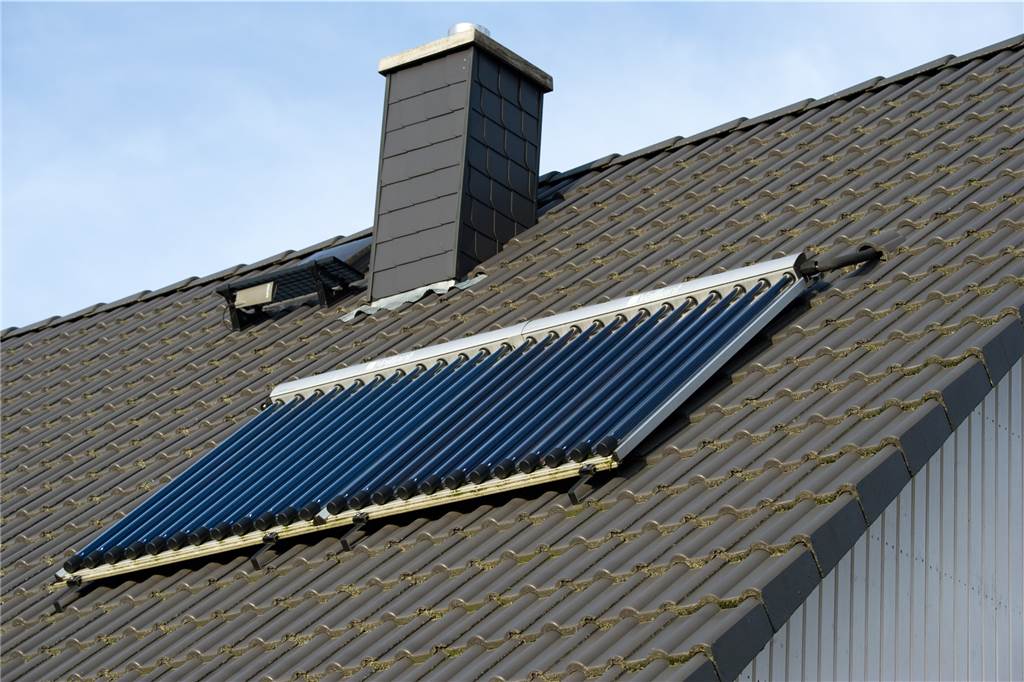 Eine Solarthermie-Anlage auf einem Dach