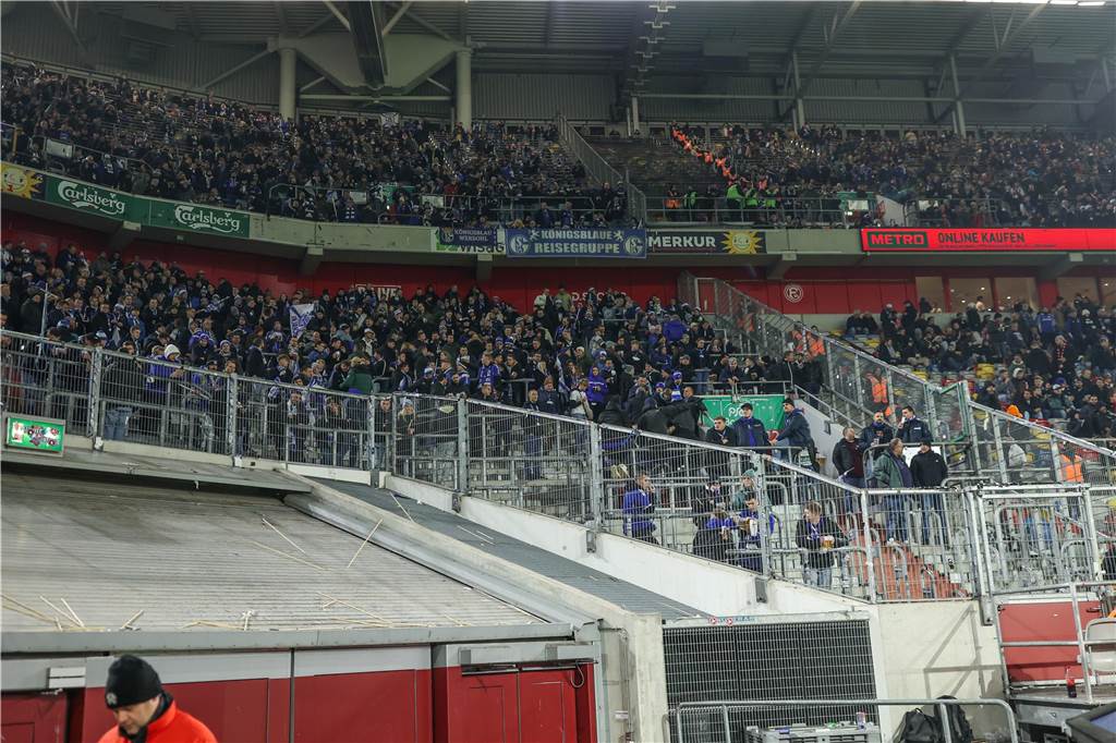 Noch eine Enttäuschung für Geraerts: Schon zur Halbzeit verließen viele Schalker Fans das Düsseldorfer Stadion.