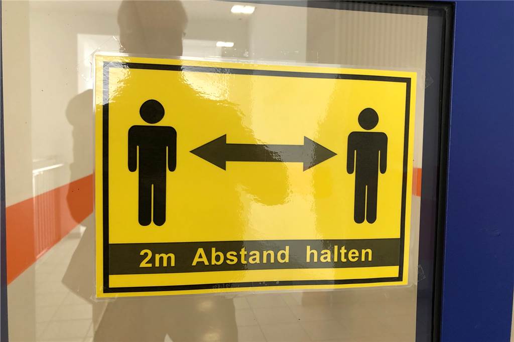 Sowi-Kurs an Dortmunder Gymnasium lernt mit zwei Metern Abstand Solche Abstand-halten-Aufkleber hängen überall in der Schule.