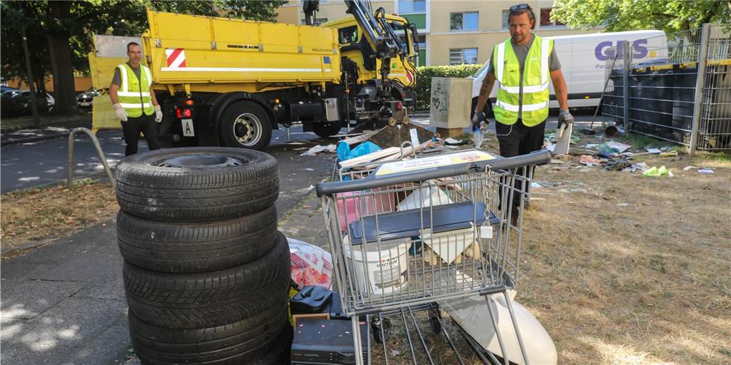 Nach Sperrmüll-Chaos: EDG kündigt für Brackel strenge Kontrollen an Solche Anblicke fanden die EDG-Mitarbeiter bei der Sperrmüll-Sammlung am 13. August im Stadtbezirk Scharnhorst vor. Nach Möglichkeit soll sich das in Brackel nicht wiederholen