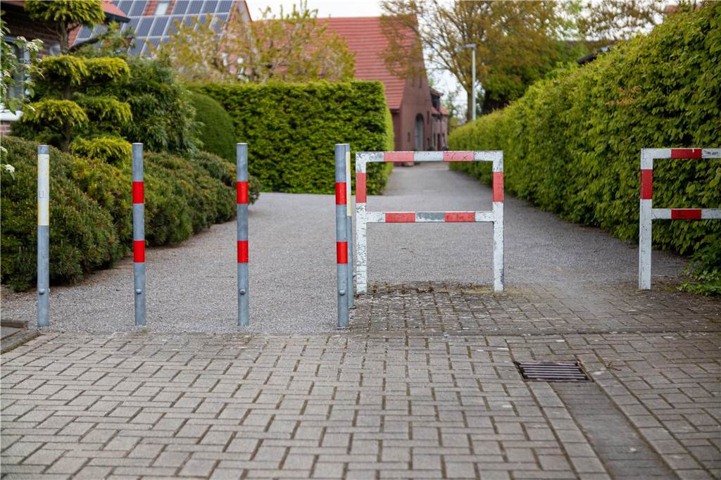 Straßenbarrieren zum Schutz von Fußgängern.