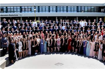 Solche Bilder, hier ein Foto der Realschul-Abschlussfeier 2019, wird es in diesem Jahr nicht geben. Doch unter Einhaltung aller Corona-Regeln soll ein würdiger Rahmen in den Schulen gefunden werden, versprechen die Schulleiter.