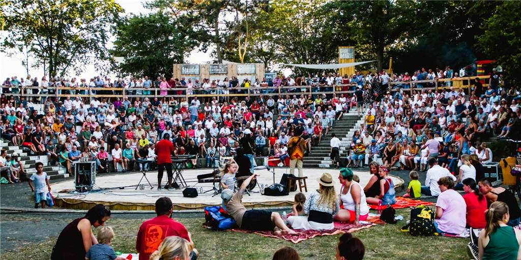 Total global: Sommer-Kultur-Programm im Bürgerpark Dorsten steht fest Konzertbesucher im Amphitheater
