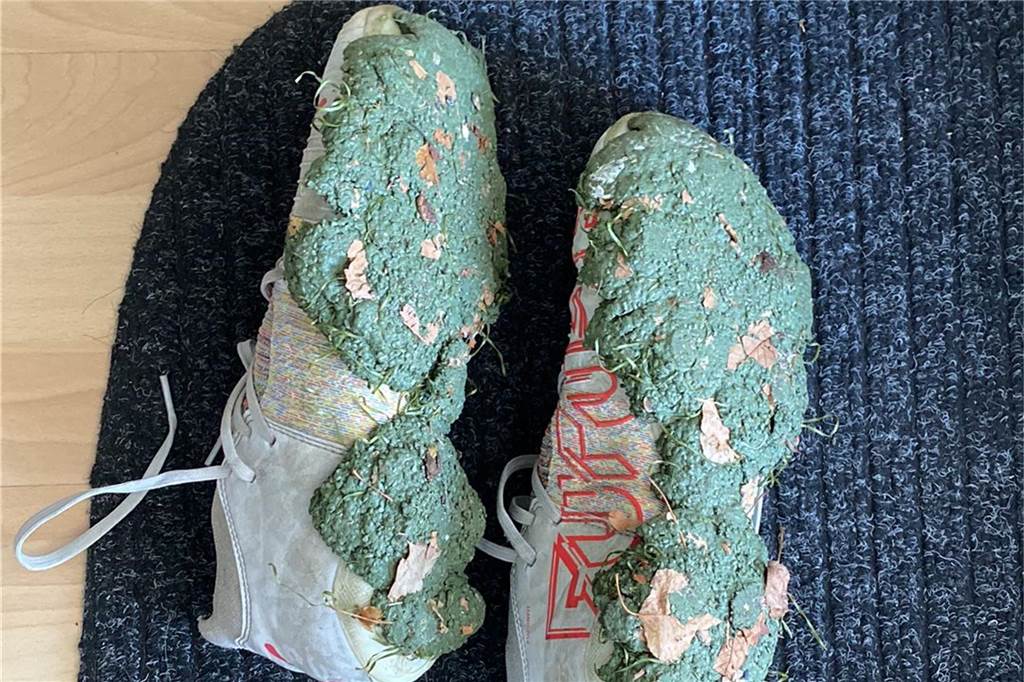 Solche Klumpen bilden sich unter den Schuhen der Fußballer beim Wambeler SV.