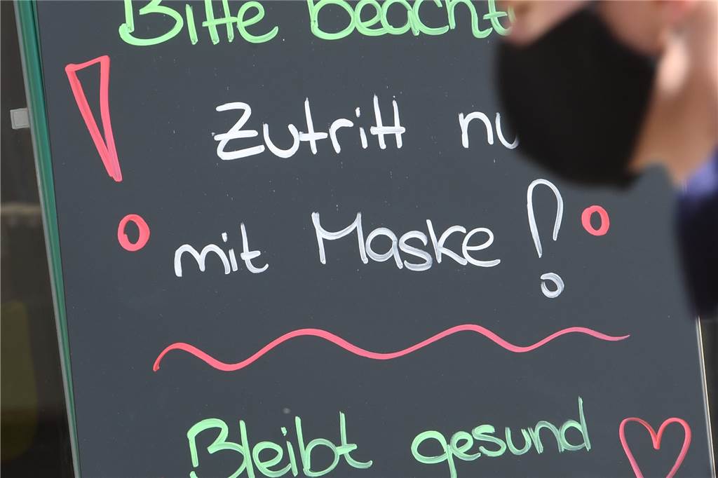 Kranke dürfen ohne Maske kaufen - Schwierigkeiten gibt es trotzdem Solche oder ähnliche Hinweisschilder gibt es vor fast allen Geschäften.