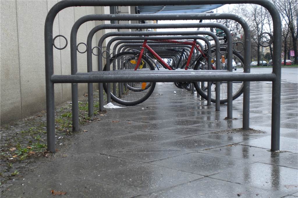 Warum Radfahrer im Verkehr nur eine Nebensache sind Solche Radbügel sind der Idealfall.