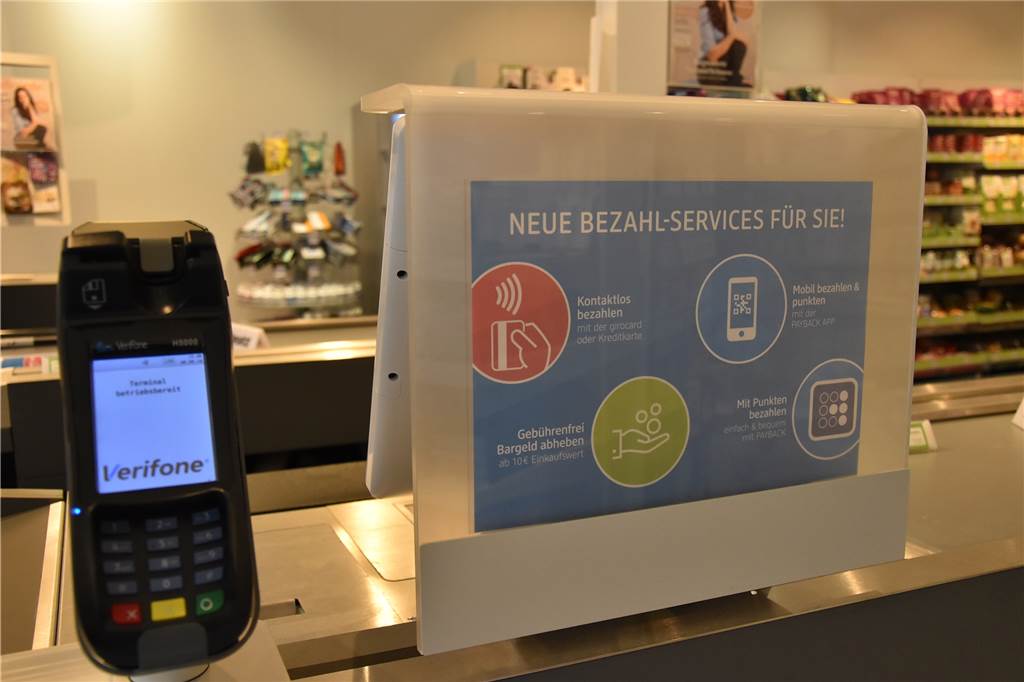 So stehen Geschäfte in Castrop-Rauxel zur Kartenzahlung ohne PIN Solche Schilder weisen auf die neue Zahlmethode hin.