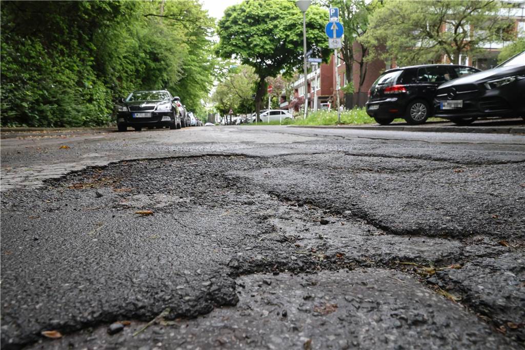 Ärger über Schlaglochpisten: Jetzt will sich der OB der Sache annehmen Solche Schlaglöcher, wie hier an der Baurat-Marx-Allee, gibt es in Dortmund vielerorts. Welche Straßen von Seiten der Stadt als die dringendsten Fälle betrachtet werden, ist allerdings noch nicht bekannt.