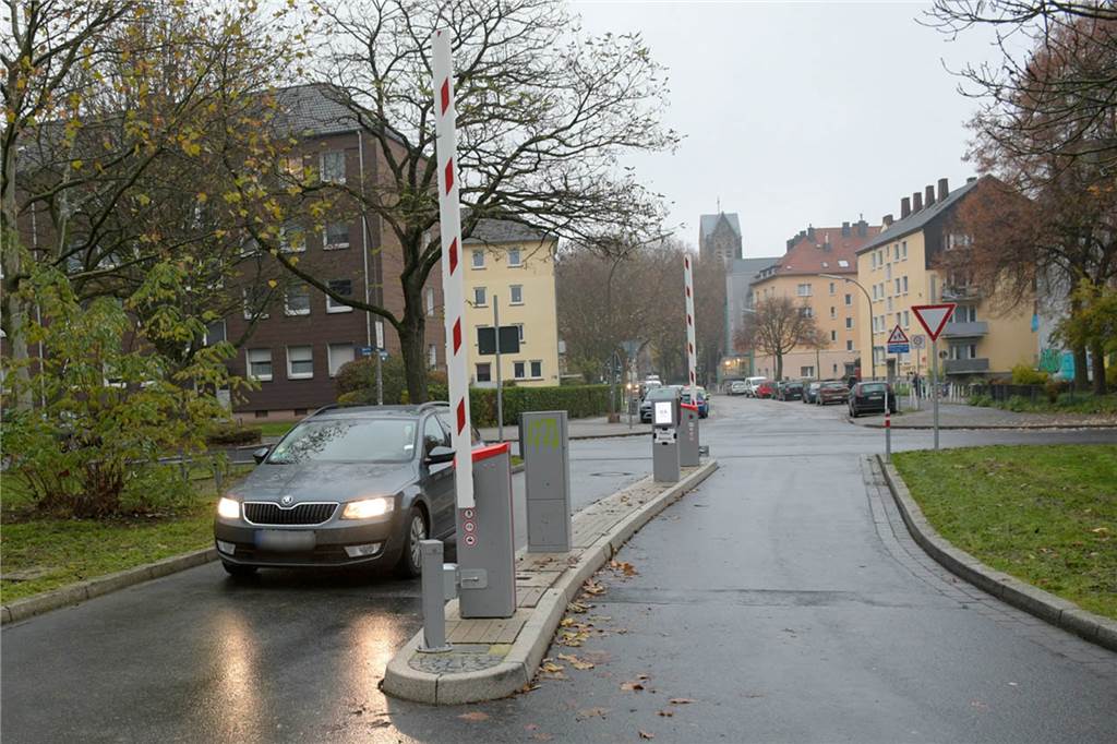 Neue Schranken für 4 große Parkplätze: Wie man dort trotzdem nichts zahlen muss Ein Auto fährt auf den Parkplatz am Dortmunder Hafen.