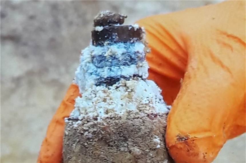 Archäologen finden am Emscherufer drei beschädigte Stabbrandbomben Solche Stabbrandbomben wurden jetzt zwischen Heerstraße und Emscher im Neubaugebiet "Am Emscherufer" gefunden.