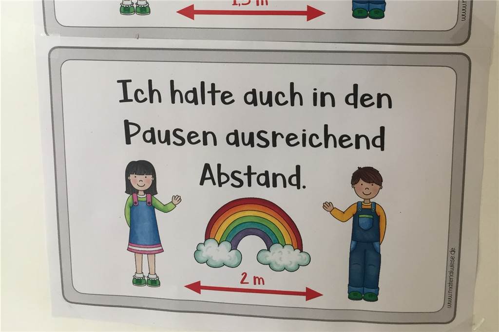 Vor Neustart: Grundschul-Chefinnen tüfteln an Plänen für Viertklässler Solche und andere Schilder werden zur Orientierung Dienstag in der Grundschule Alter Garten in Henrichenburg aufgehängt.