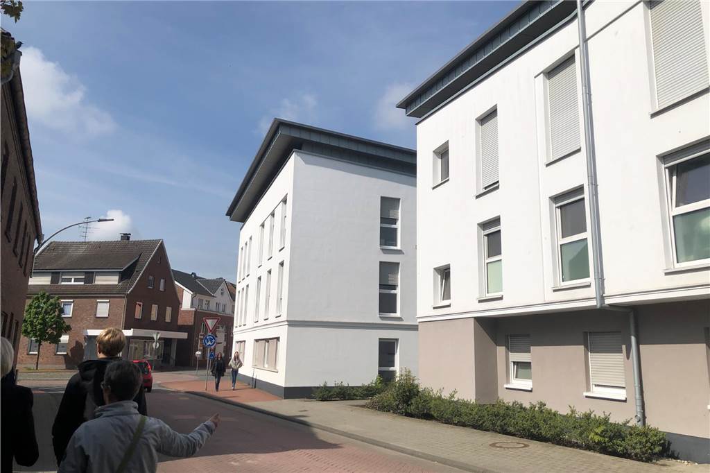 Südlohn anders sehen: Ortsrundgang mit Stadtplanern sensibilisiert Weiße Putzfassade an der Eschstraße