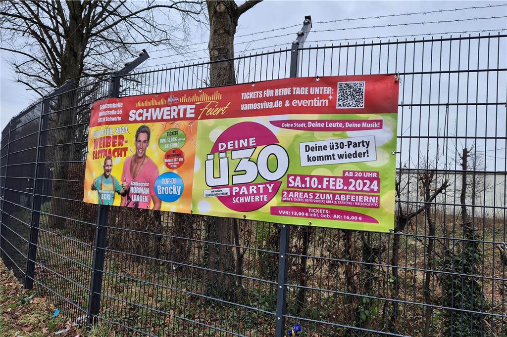 Vandalismus-Ärger vor Ü30-Party: Werbetafeln umgetreten und gestohlen Ein großes Banner wirbt für die Veranstaltungen von "Schwerte Feiert" im Februar 2024.