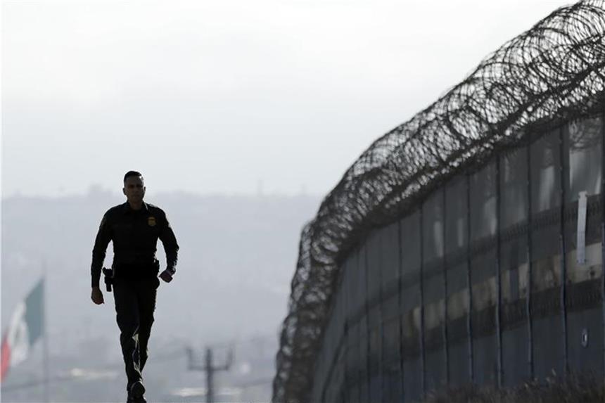 Trump will Soldaten an Mexikos Grenze schicken Soldat an der Grenze zwischen den USA und Mexiko in der Nähe von San Diego. US-Präsident Trump plant offenbar das Militär zur Grenzsicherung einzusetzen. Foto: Gregory Bull/AP/Archiv