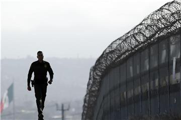 Soldat an der Grenze zwischen den USA und Mexiko in der Nähe von San Diego. US-Präsident Trump plant offenbar das Militär zur Grenzsicherung einzusetzen. Foto: Gregory Bull/AP/Archiv