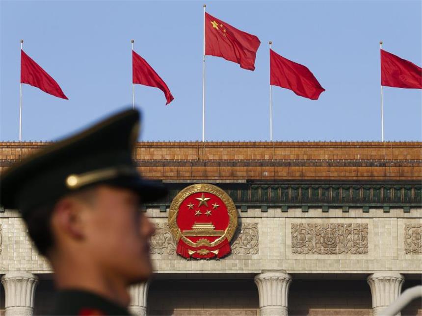 Premier warnt China bei Volkskongressende vor harten Zeiten Soldat vor der Großen Halle des Volkes: Chinas Führung stimmt das Land auf schmerzhafte Reformen ein. Foto: Rolex Dela Pena