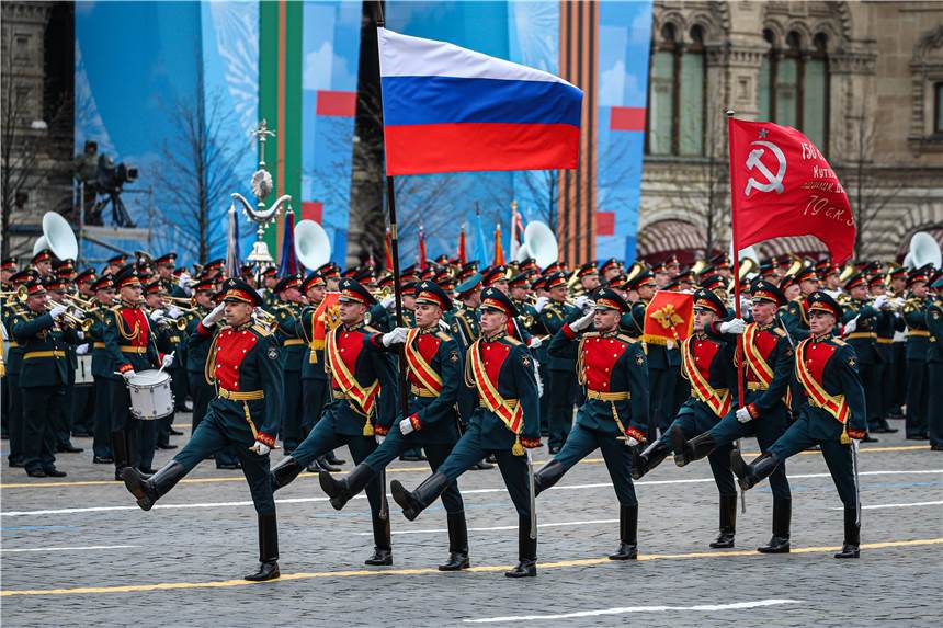 Russland, Ukraine, Nato: Streitkräfte und Atomwaffen in Zahlen Soldaten auf dem Roten Platz während der Militärparade zum 75. Jahrestag des Sieges der Sowjetunion über Hitler-Deutschland im Sommer 2021.