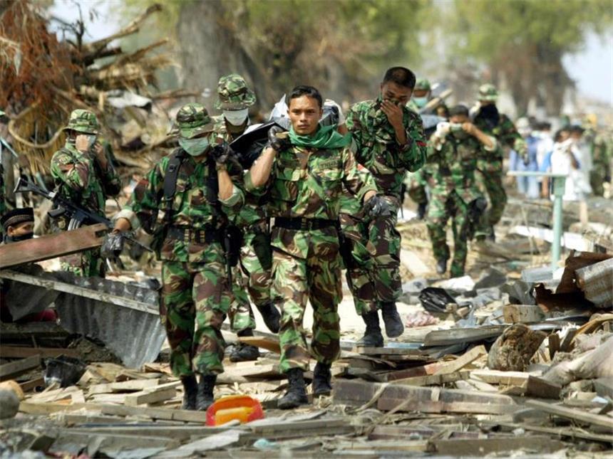 Plan-Chefin: «Wiederaufbau nach Tsunami hat gut funktioniert» Soldaten bergen am 4. Jaunar 2005 Leichen. Insgesamt starben in Indonesien damals mehr als 130 000 Menschen, 37 000 werden bis heute vermisst. Foto: Weda