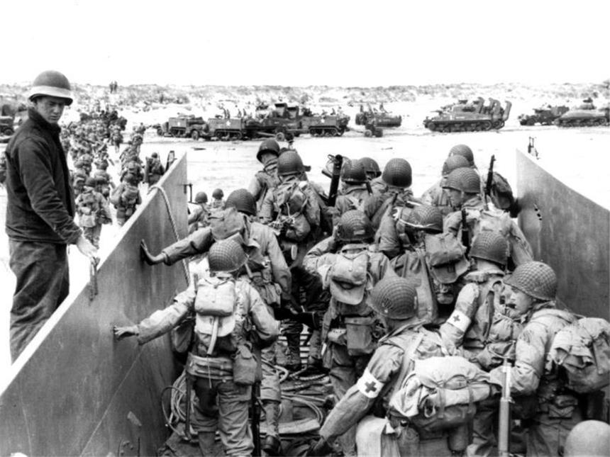 70 Jahre Kriegsende: «Sieg eines Ideals über eine Ideologie» Soldaten der alliierten Truppen verlassen ein Landungsboot am "Omaha-Beach" in der Normandie. Foto: Archiv