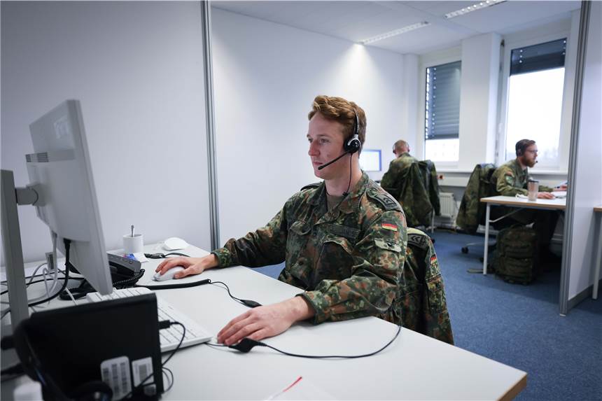 Steigende Corona-Zahlen: Bundeswehr in Dortmund im Einsatz Soldaten der Bundeswehr sollen im Dortmunder Gesundheitsamt aushelfen. Das Symbolbild zeigt eine ähnliche Situation in einer Gesundheitsbehörde in Husum.