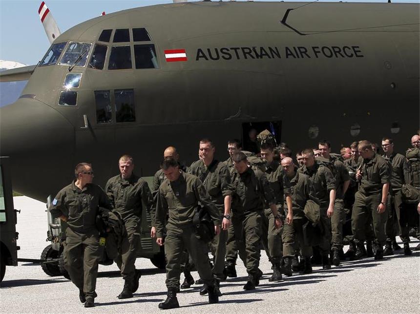 Österreich entscheidet über Ende der Wehrpflicht Soldaten des österreichischen Bundesheeres verlassen in Pristina ein Transportflugzeug. In der Alpenrepublik wird seit langem diskutiert, ob Wehrpflicht oder Berufsheer der richtige Weg für die Streitkräfte ist. Foto: Valdrin Xhemaj