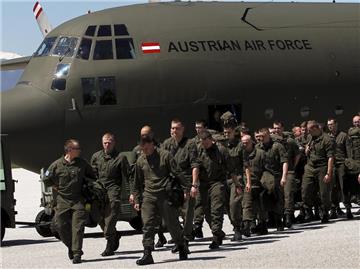 Soldaten des österreichischen Bundesheeres verlassen in Pristina ein Transportflugzeug. In der Alpenrepublik wird seit langem diskutiert, ob Wehrpflicht oder Berufsheer der richtige Weg für die Streitkräfte ist. Foto: Valdrin Xhemaj