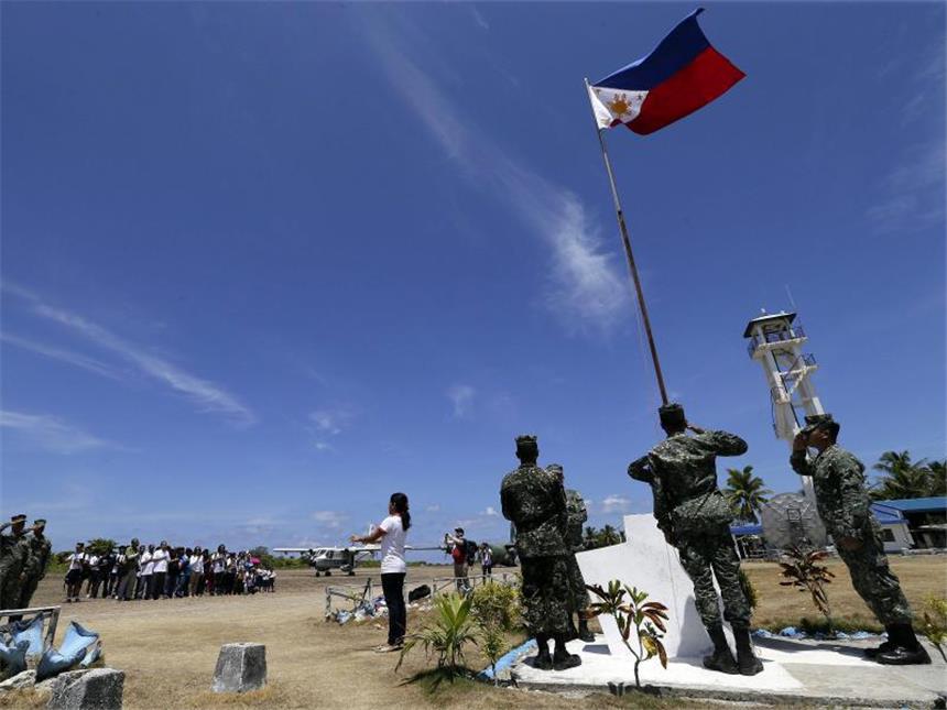 Südchinesisches Meer: USA und China auf Konfrontationskurs Soldaten hissen die philippinische Flagge auf Pagasa im Südchinesischen Meer. Foto: Ritchie B. Tongo