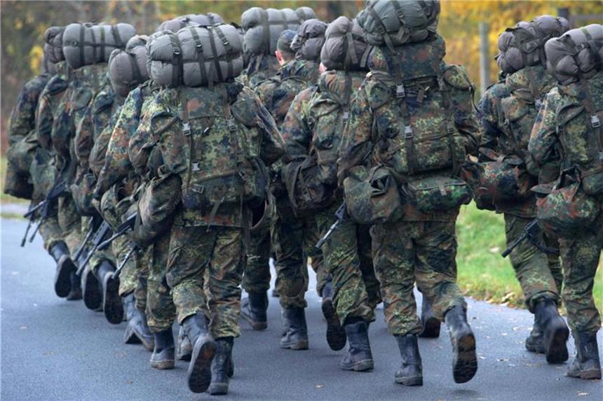 Bundeswehrverband warnt vor Überforderung der Truppe Soldaten in der Grundausbildung: Der Bundeswehrverband warnt eindringlich vor einer Überforderung der Truppe. Foto: Stefan Sauer