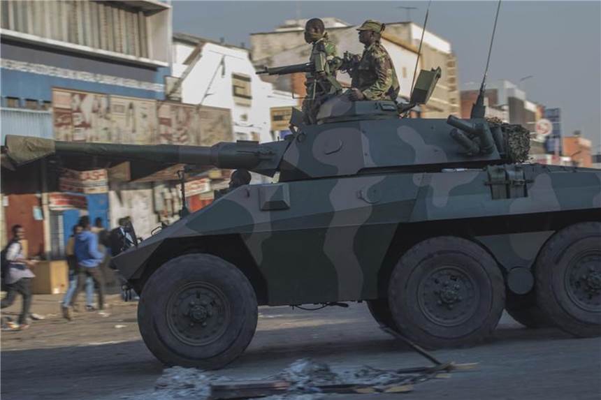 Soldaten patroullieren nach Demonstrationen von Anhängern der Oppositionspartei in Simbabwes Hauptstadt Harare. Foto: Mujahis Safodien/AP