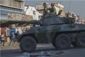 Soldaten patroullieren nach Demonstrationen von Anhängern der Oppositionspartei in Simbabwes Hauptstadt Harare. Foto: Mujahis Safodien/AP