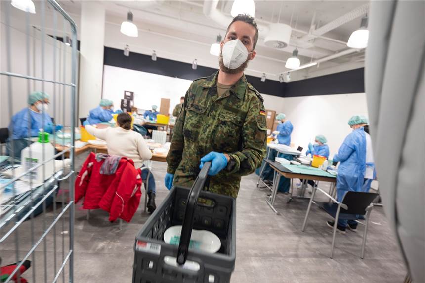 NRW-Kommunen bitten wegen Corona zunehmend Bundeswehr um Hilfe Soldaten unterstützen viele NRW-Kommunen beim Kampf gegen das Coronavirus.